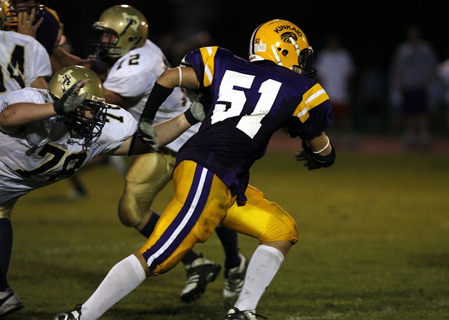 武汉马拉松整活了：啦啦队扮成春晚机器人为马拉松选手加油，手绢转得有模有样。.